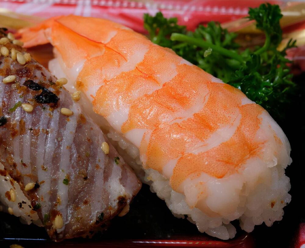 超级新鲜的三文鱼刺身，各种寿司好吃极了，这家店，值得反复吃