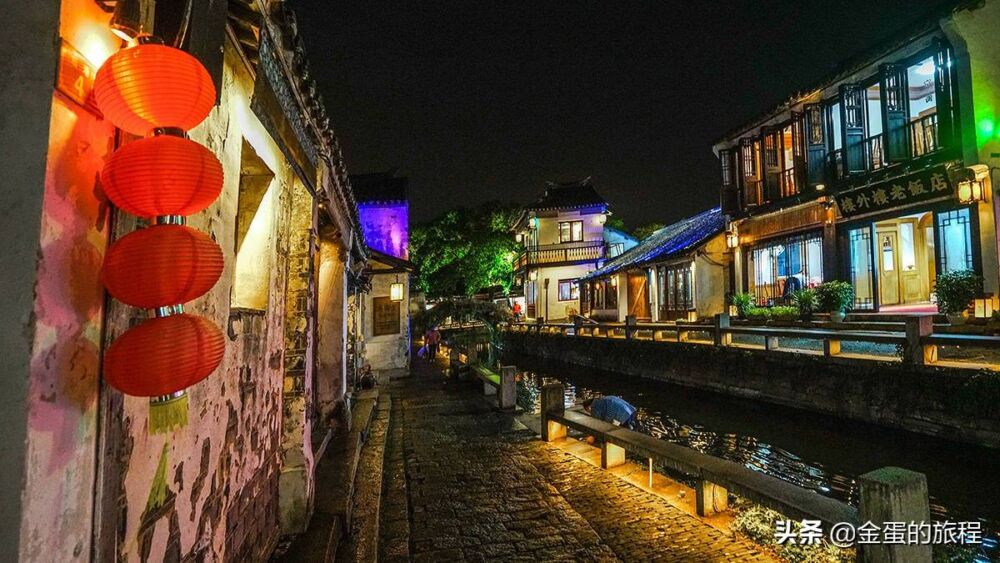 中国第一水乡周庄，夜景比白天更好看，入住周庄感受古镇迷人夜色