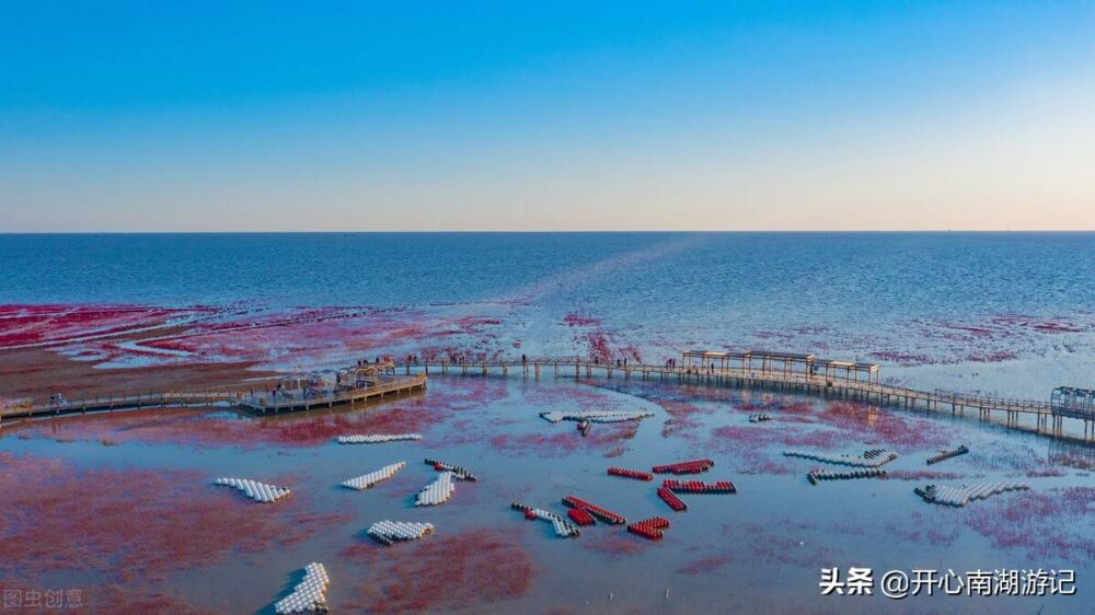 辽宁盘锦红海滩，国庆节前后人多拥挤，现在，红色不差，可尽兴看