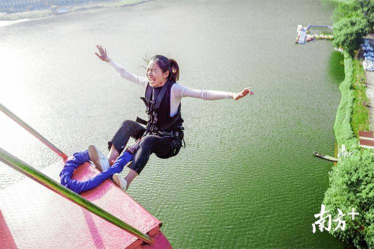 英德建成广东首个湖景蹦极项目，垂直高度达88米