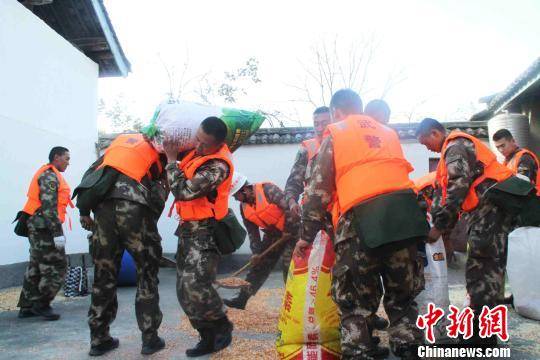 金沙江堰塞湖洪峰抵达云南迪庆 当地武警紧急转移3300余人