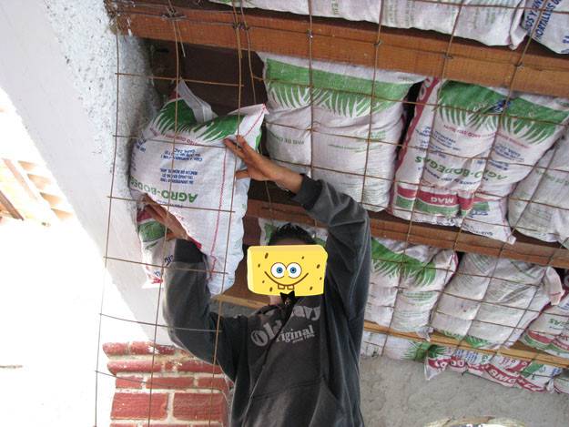 每年打稻子剩的稻壳，用蛇皮袋装起来用来做吊顶，保温隔热效果强