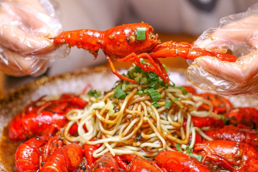 小龙虾在抖音美食榜排第一，哪里的小龙虾最好吃？晒一晒你的吃法