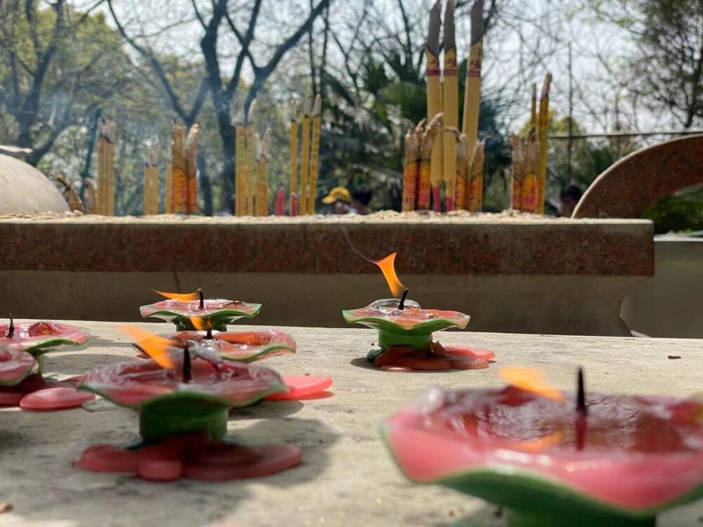 「听」听众热线：佘山国家森林公园堂而皇之出售香烛、使用明火