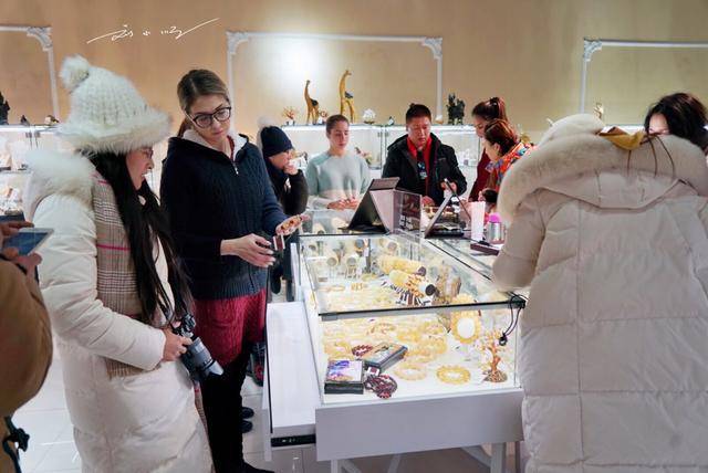 中国游客到俄罗斯疯狂购买蜜蜡，俄罗斯人看见却评价：人傻钱多