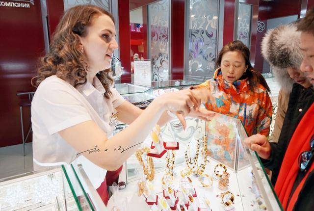 中国游客到俄罗斯疯狂购买蜜蜡，俄罗斯人看见却评价：人傻钱多