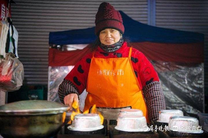 看饿了！深夜食堂网红夜市里的小吃，你最馋哪一种？