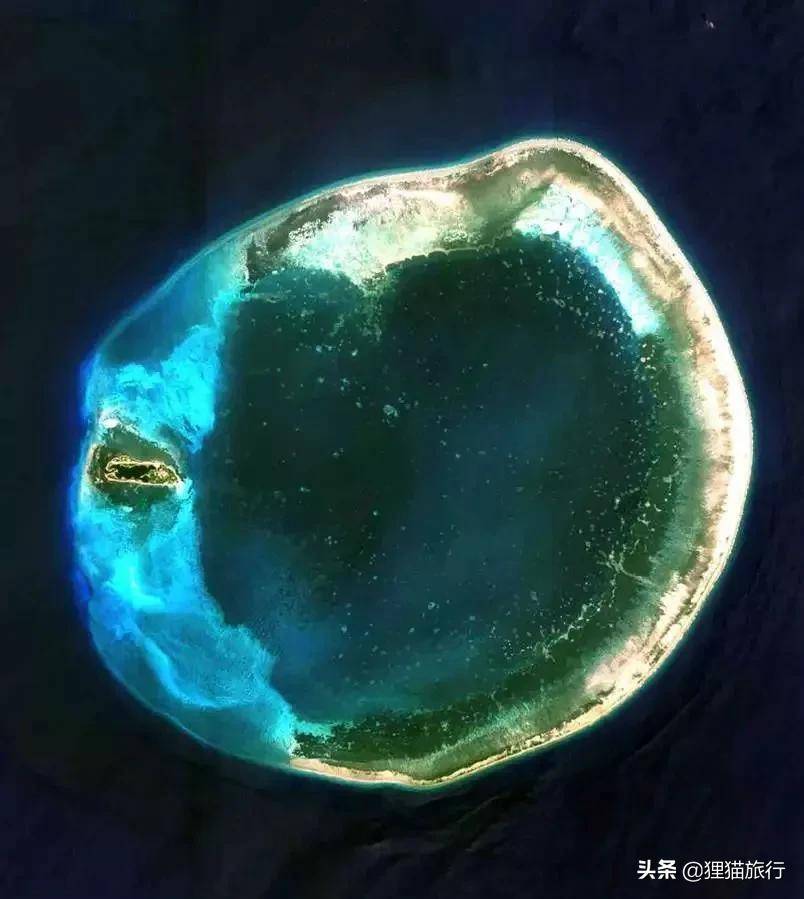 东沙群岛位于万山群岛以东，故称为“东沙”，面积约1.8平方公里