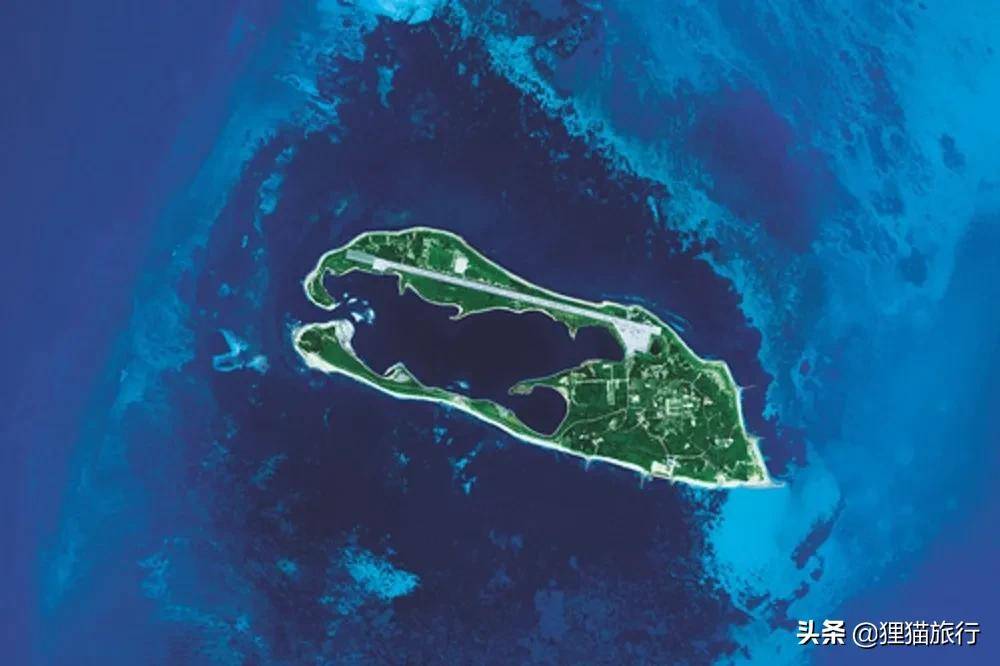 东沙群岛位于万山群岛以东，故称为“东沙”，面积约1.8平方公里
