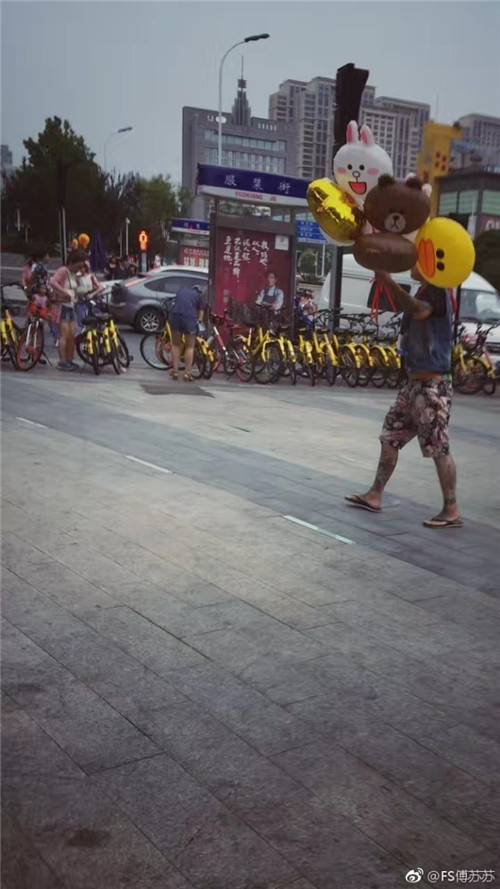 滨江道光头姐在南开大悦城卖气球 据说见女的就搂过来亲