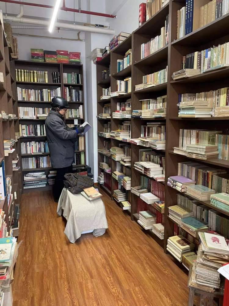 犀牛书店搬来静安一年了，二十多平米的小店卖五六千册旧书