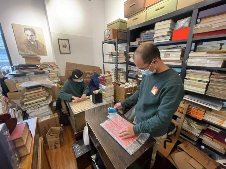 犀牛书店搬来静安一年了，二十多平米的小店卖五六千册旧书