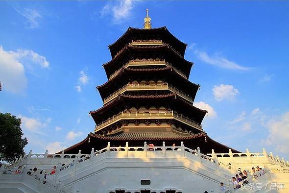 白素贞水漫镇江金山寺，为什么反倒被镇在杭州雷峰塔？