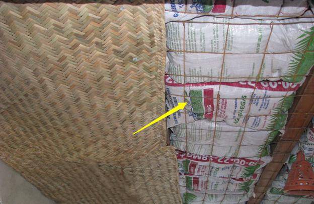每年打稻子剩的稻壳，用蛇皮袋装起来用来做吊顶，保温隔热效果强
