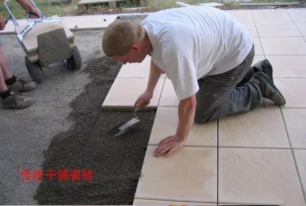 如今铺瓷砖不用水泥？自己动手就能完工！估计泥工师傅要失业了