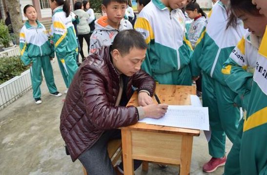 学校要求如实登记父母职业，并非简单走过场，背后果然暗藏猫腻