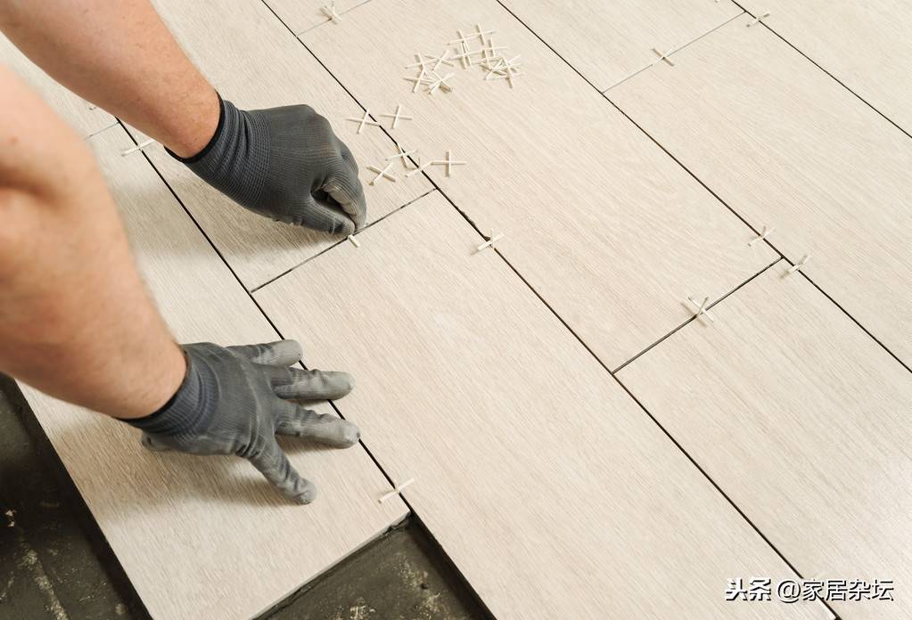 铺地砖的4种方法，哪种好？瓷砖胶铺地砖怎么样？适合家装吗？