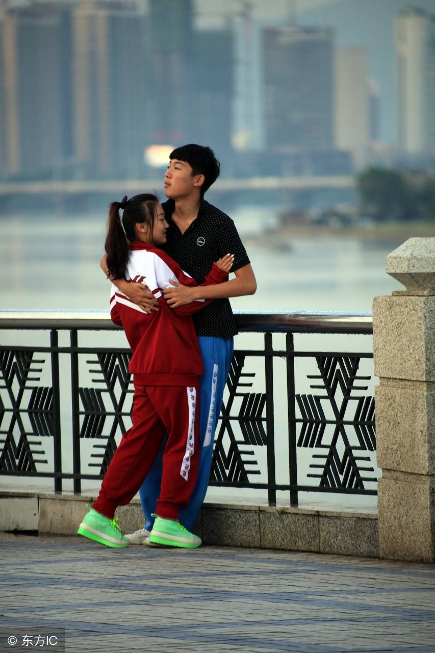 在粤语方言里，谈恋爱被称为“拍拖”，原来是这样的原因