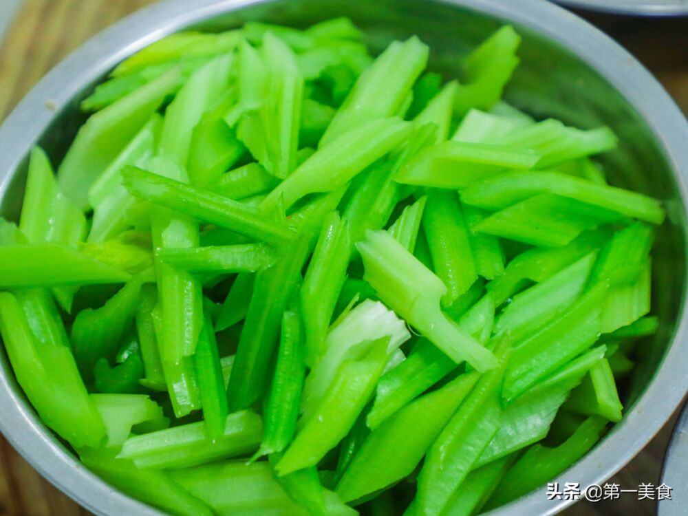 炒芹菜时要不要提前焯水？厨师长教你正确做法，清脆爽口不变色