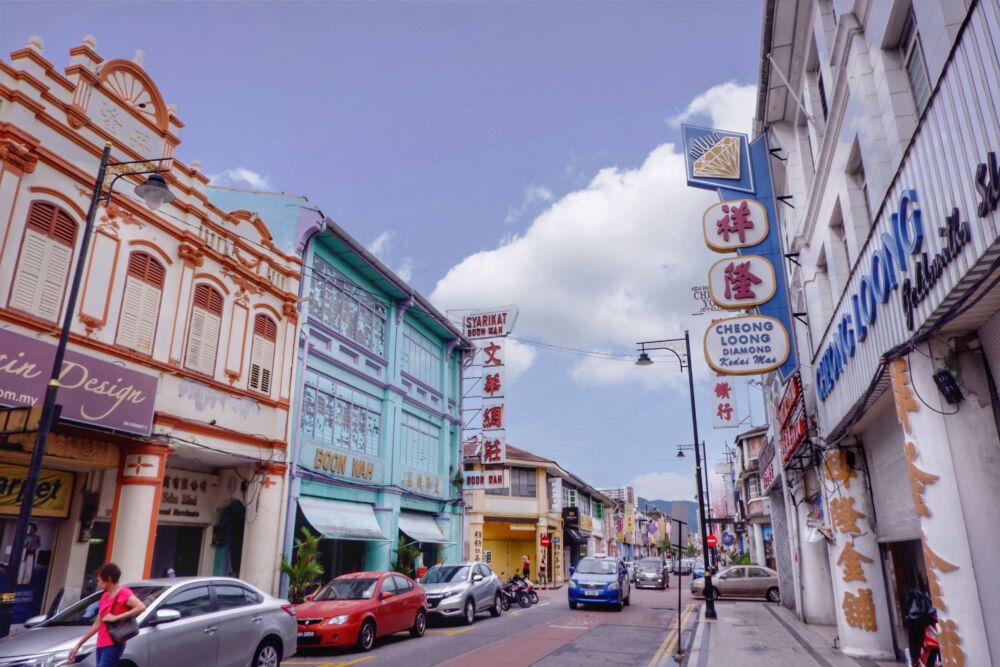《小娘惹》取景城市是马来西亚一座华人小城，这里的华人都说中文