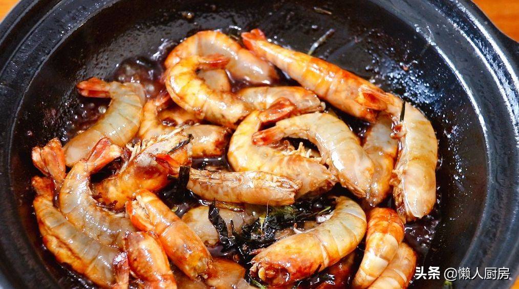 煮大虾不用加水，撒点小葱焗，比白灼虾好吃多了，肉质很Q弹
