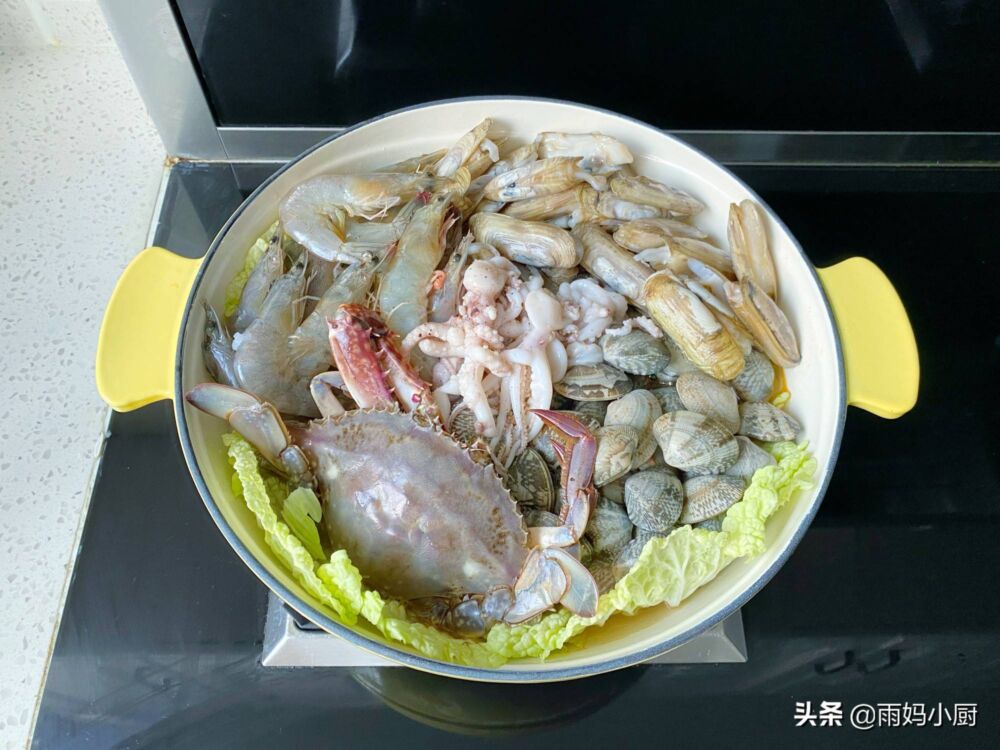 中秋家宴，做个鲜香四溢的海鲜锅，简单快手原汁原味太鲜美了