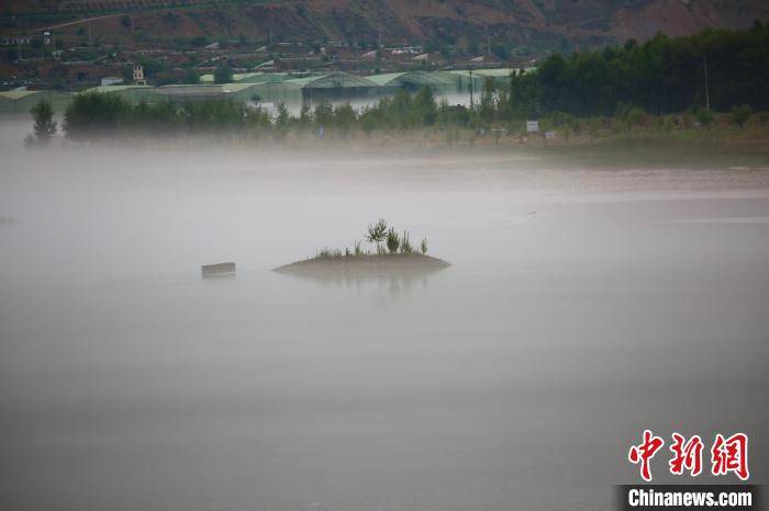 青海高原黄河岸畔：云雾缭绕恰似江南水乡