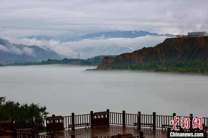 青海高原黄河岸畔：云雾缭绕恰似江南水乡
