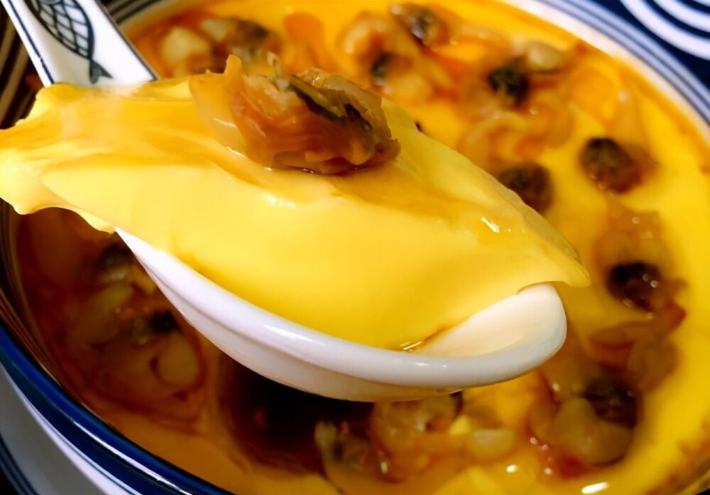 蒸鸡蛋羹，记住水和蛋液的比例，做好后光滑细嫩，犹如嫩豆腐