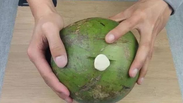 这些小妙招太好用了，开椰子再也不需要用刀，用口香糖就可以打开