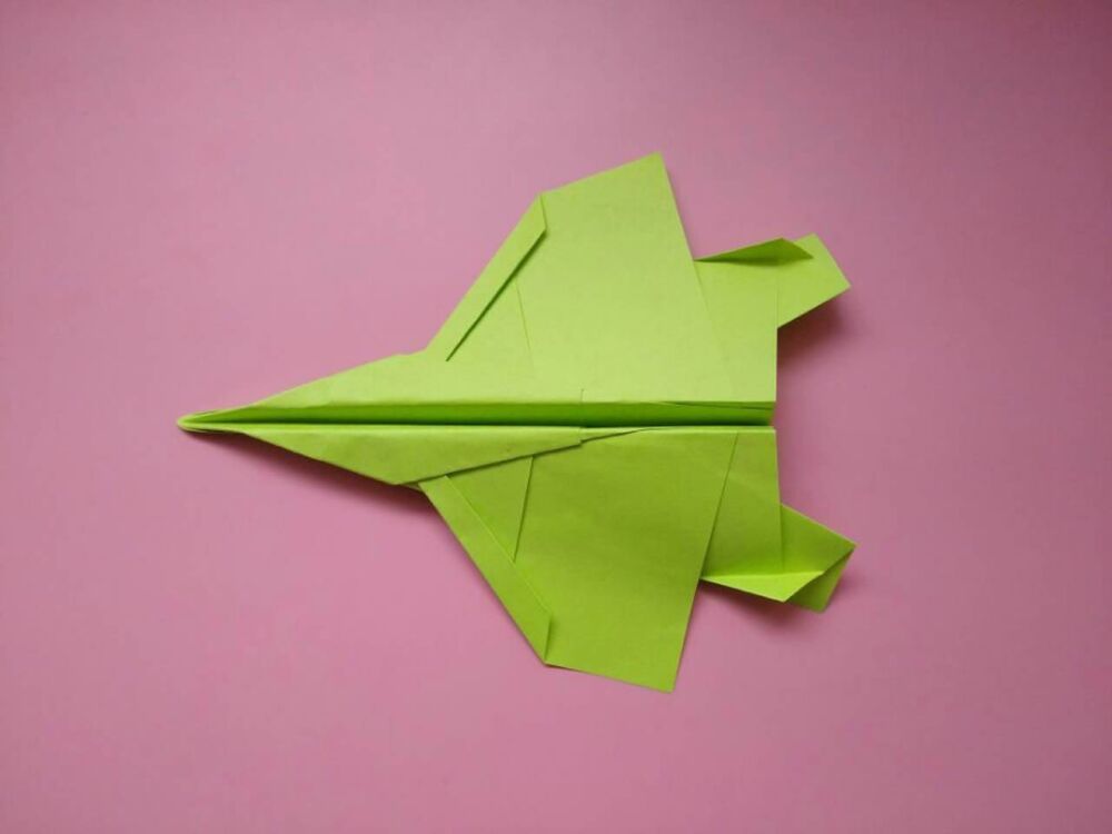 一张纸折一个F15战斗机，可以飞得又快又远，折好后能玩半天
