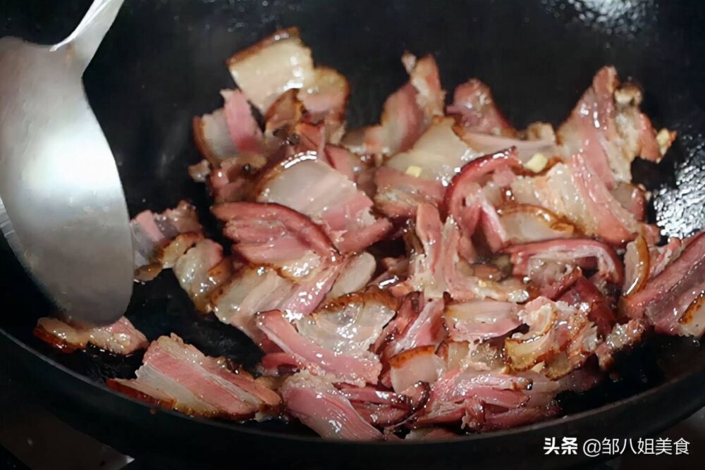 炒腊肉时，学会一个“妙招”，腊肉炒好又香又软，咸香可口