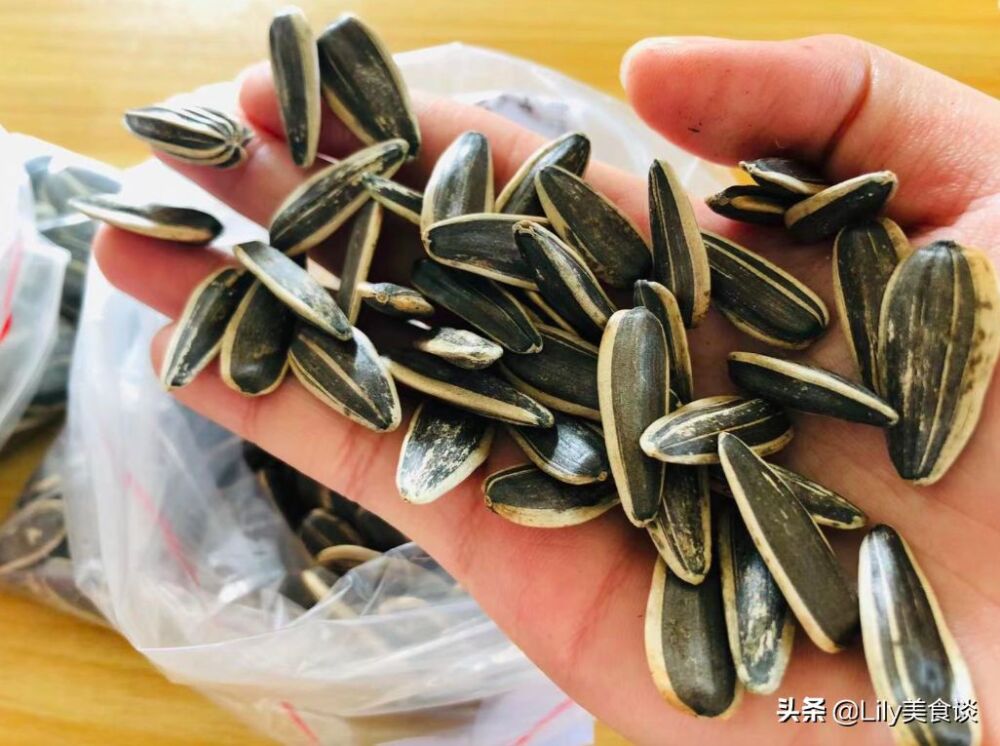 买瓜子时，教你3妙招，轻松挑出优质炒瓜子，果仁饱满，香脆好吃