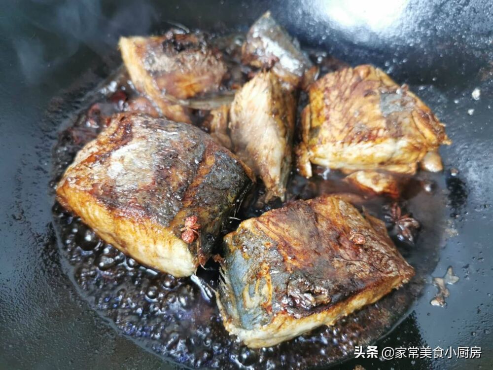 红烧鲅鱼我家这样做，香味浓郁，劲道入味，孩子能多吃一碗饭