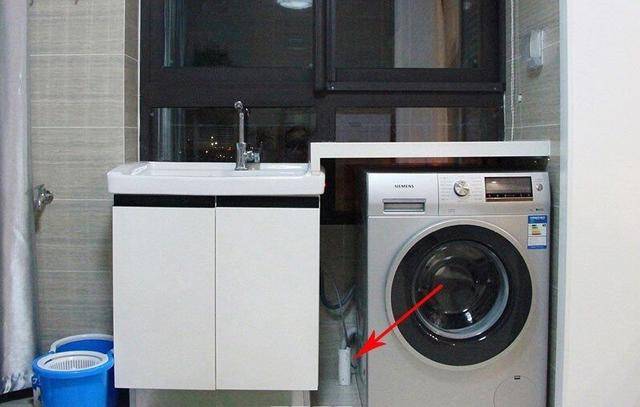 刚买的洗衣机应该怎么排水？弄的卫生间满地都是水，后悔的想撞墙
