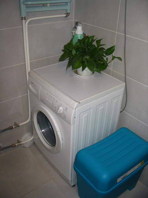 刚买的洗衣机应该怎么排水？弄的卫生间满地都是水，后悔的想撞墙