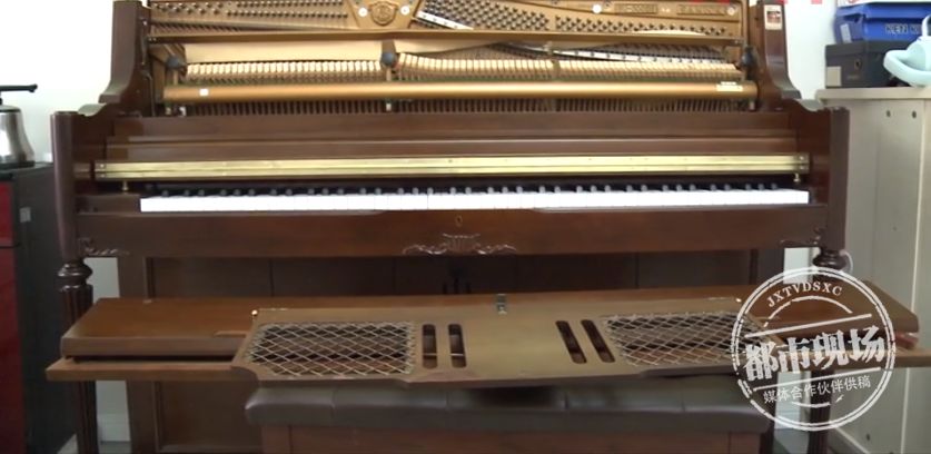 女子花6000元淘了个二手钢琴，说好的全新，拿回家咋变了样？