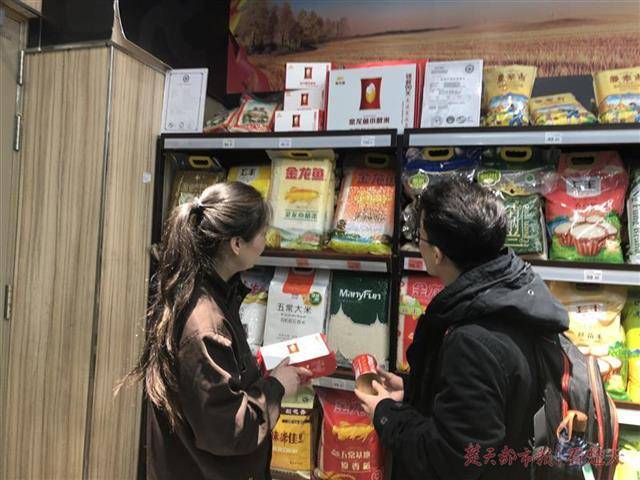 小包装大米江城受追捧，你买过用易拉罐装的大米吗？