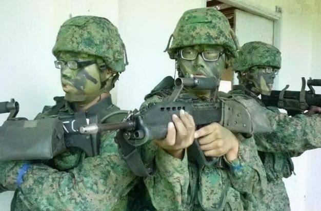 近视不能入伍当兵，​那些​戴眼镜的军人，又是怎么回事呢？