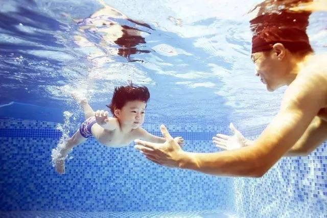 婴儿游泳课一节100 元，烧钱还是好处多？这5个细节需警惕