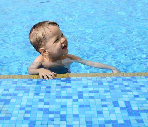 婴儿游泳课一节100 元，烧钱还是好处多？这5个细节需警惕