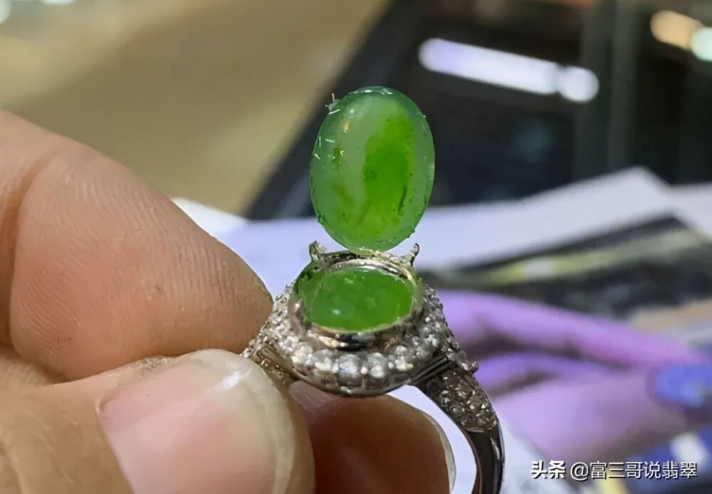 几千块钱买下品相几万的翡翠戒指，打开镶嵌，里面竟是绿色油漆