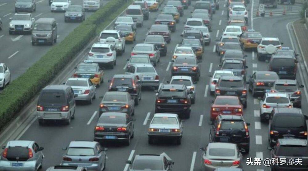 中国也是车轮上的国家了，今年汽车保有量突破3亿辆，4.6人一辆车