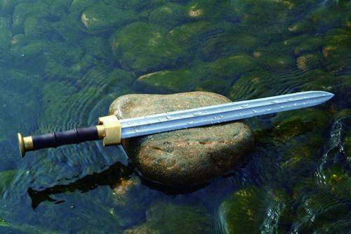 古代锻造的宝剑为什么能削铁如泥？史学家：因为削的根本不是铁