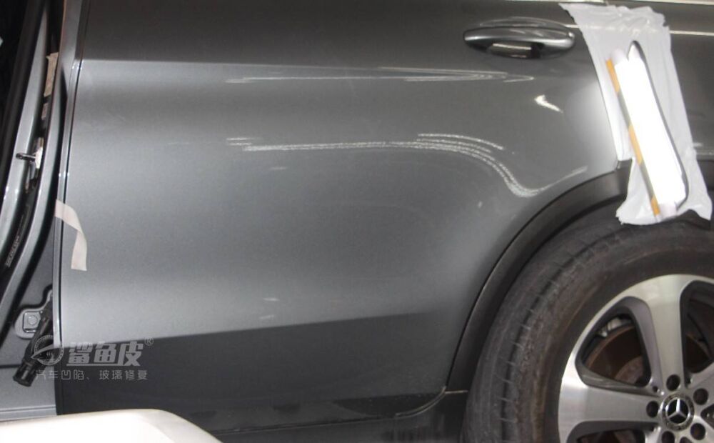 车门轻微凹陷修复需要多少钱？奔驰后门凹陷修复案例