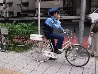 日本的犯罪率那么低，警察的装备和敬业精神却很强