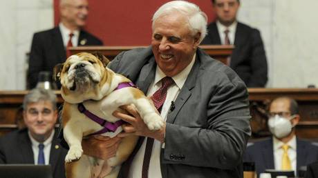 美国女演员回击西弗吉尼亚州州长言论：他的狗更适合当州长