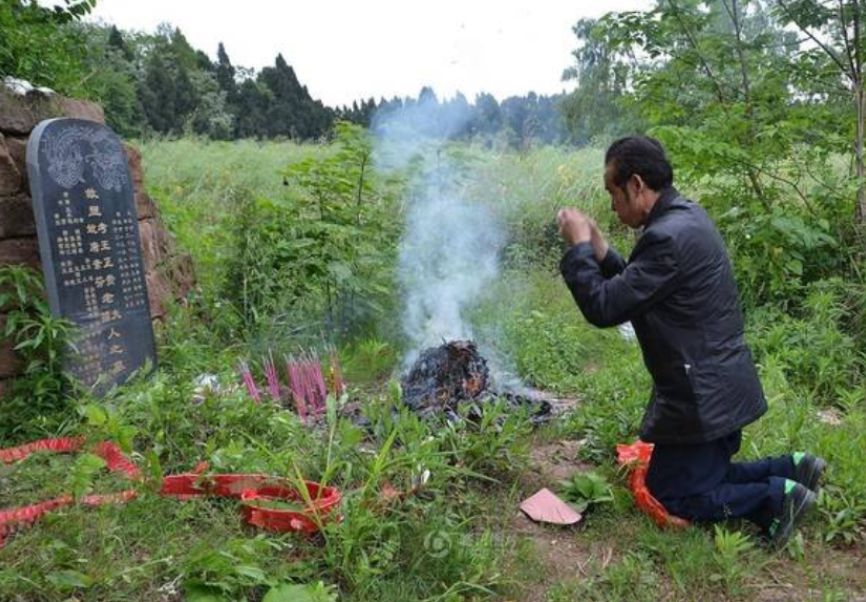 清明节祭祖有讲究：为何“一家坟不烧两次纸”？年轻人已少有人知