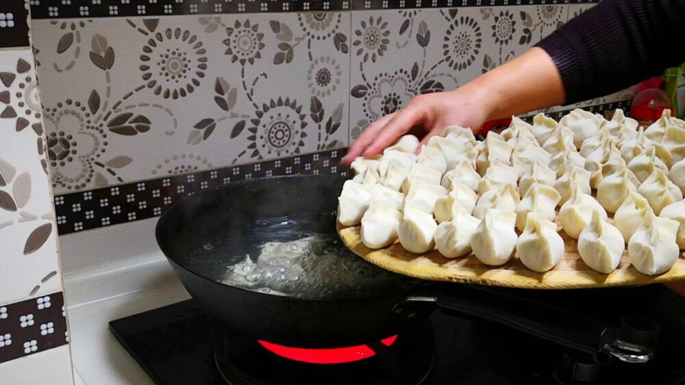 “冻”和“鲜”饺子有啥区别？如何煮才能一样鲜？滑爽筋道不破皮