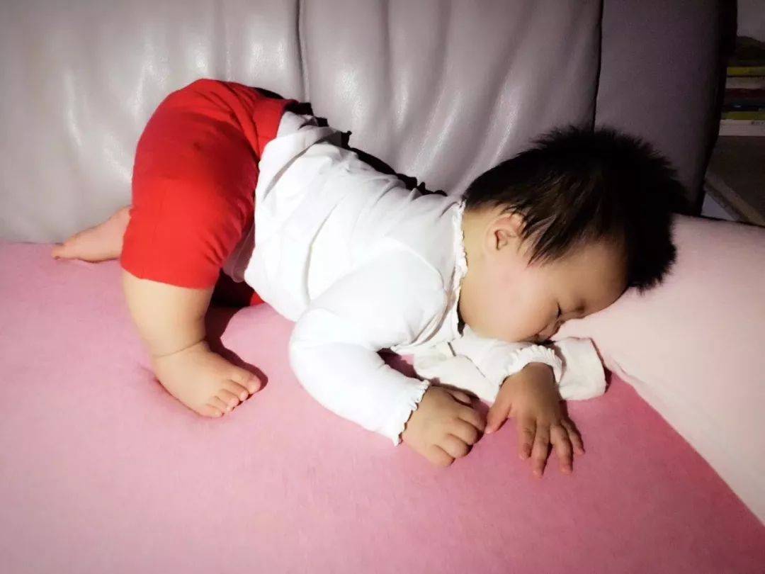 宝宝几个月可以开始用枕头？太晚或太早都有危害，前期很难看出来